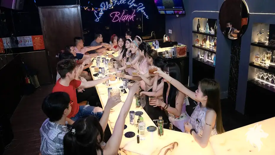 바 테이블에 둘러앉은 사람들