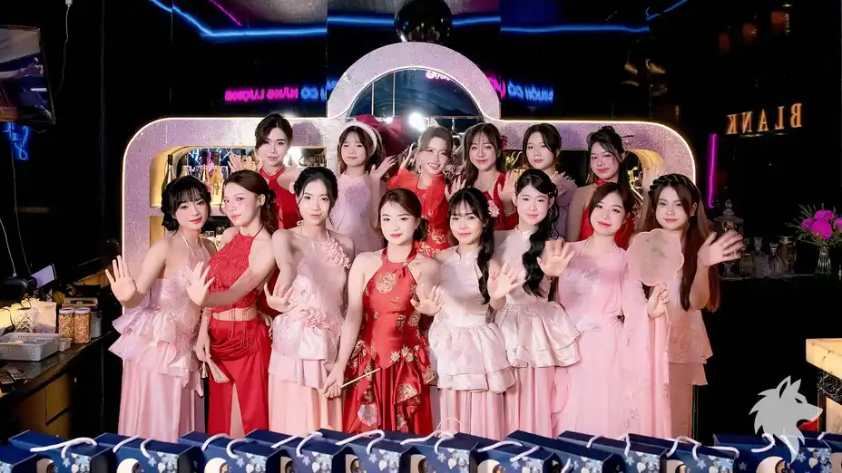 유니폼을 입고 포즈 취하는 직원들