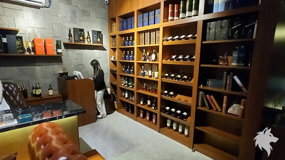 다양한 위스키 병들