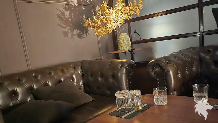 테이블 위 유리잔과 화분