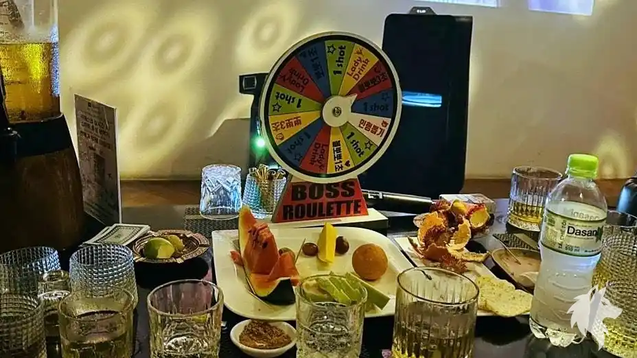 테이블 위 과일과 룰렛판