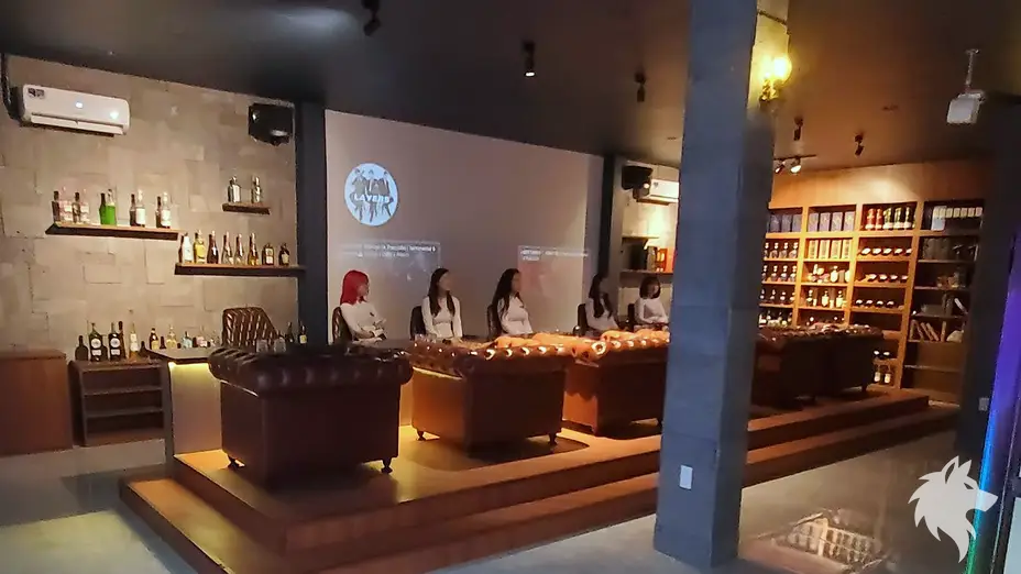 대기 중인 바 직원들의 모습