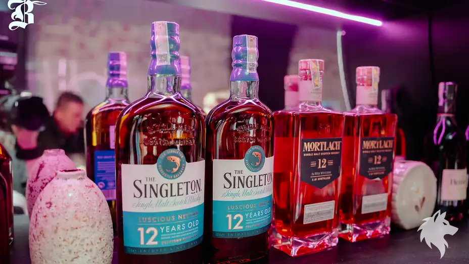 진열된 다양한 위스키 병들