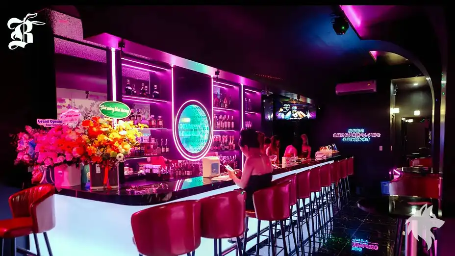 세련된 내부 인테리어와 좌석