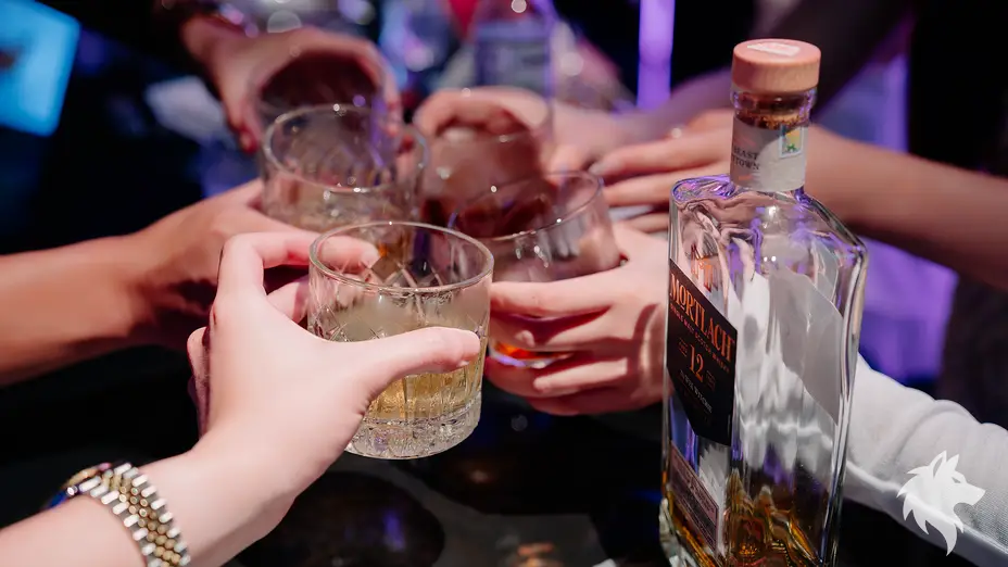 잔을 부딪히는 손님들의 모습