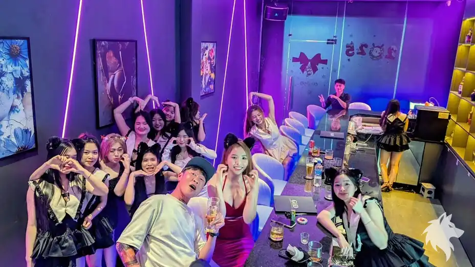 바 테이블에 앉은 직원들과 손님