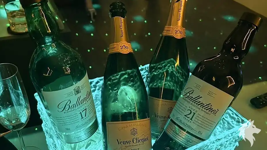 얼음 버킷에 담긴 샴페인과 위스키