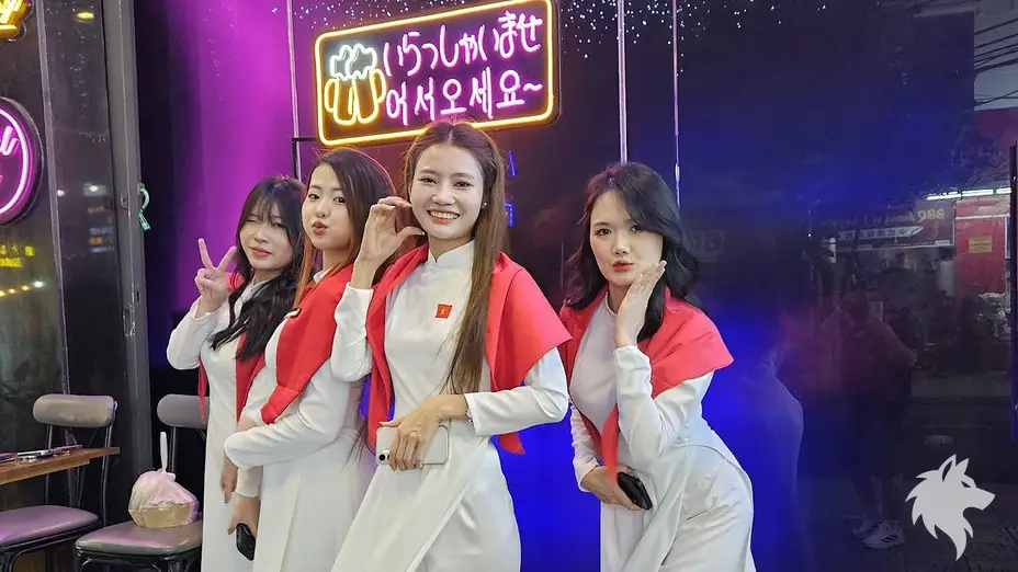 아오자이를 입고 환영하는 직원들