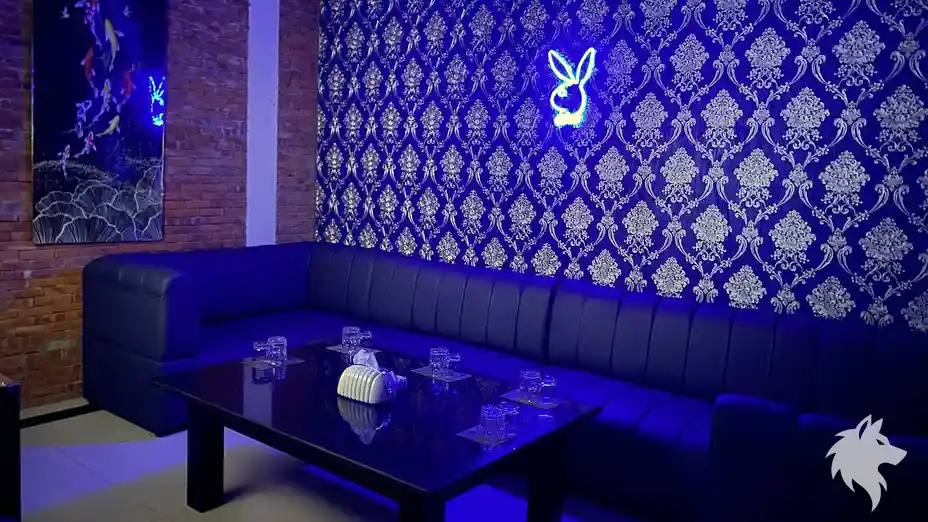 화려한 벽지의 소파 좌석