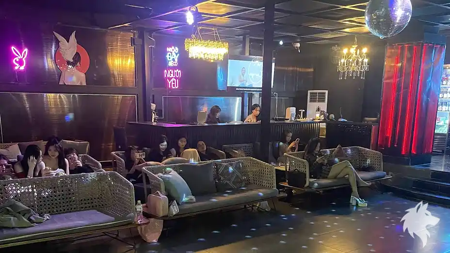 라운지 내부의 손님들