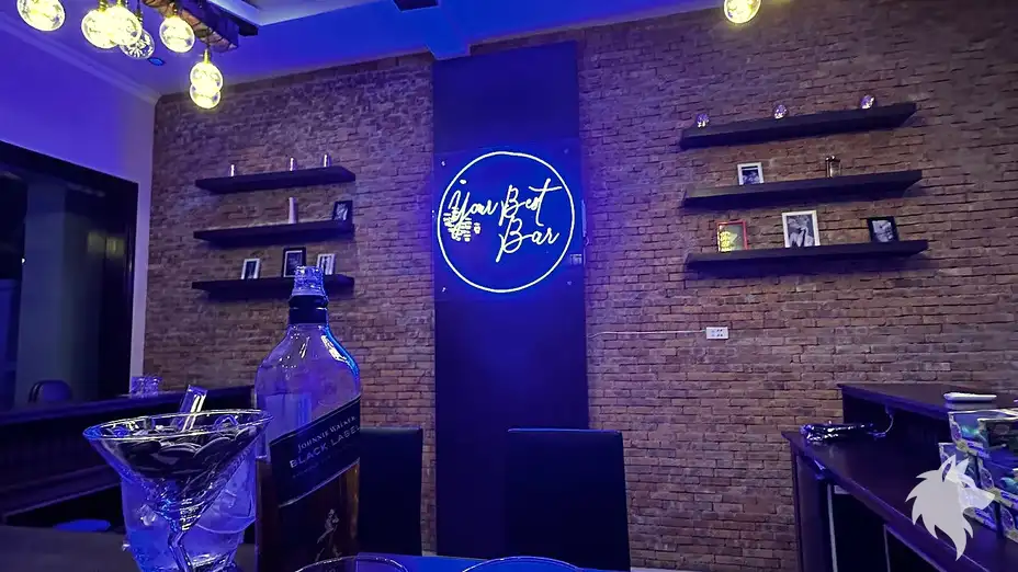 양주병과 벽면 장식