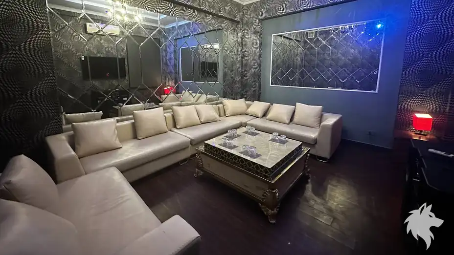 거울 벽면의 단체석