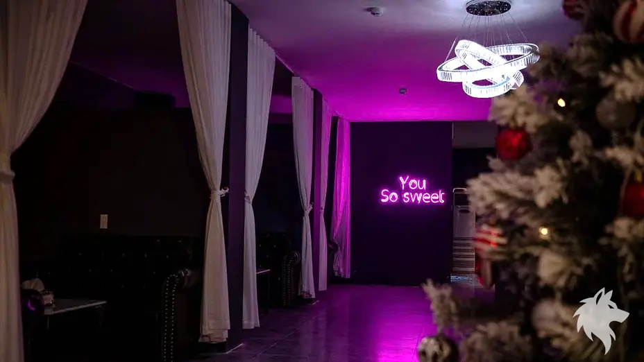 네온사인 조명 복도