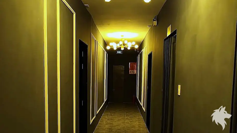 조명이 켜진 긴 복도