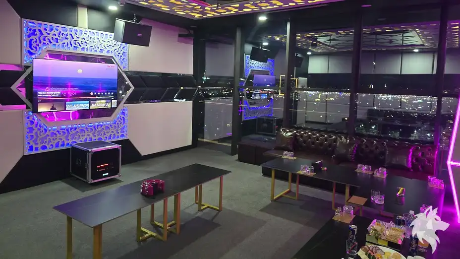 모니터가 설치된 노래방 내부