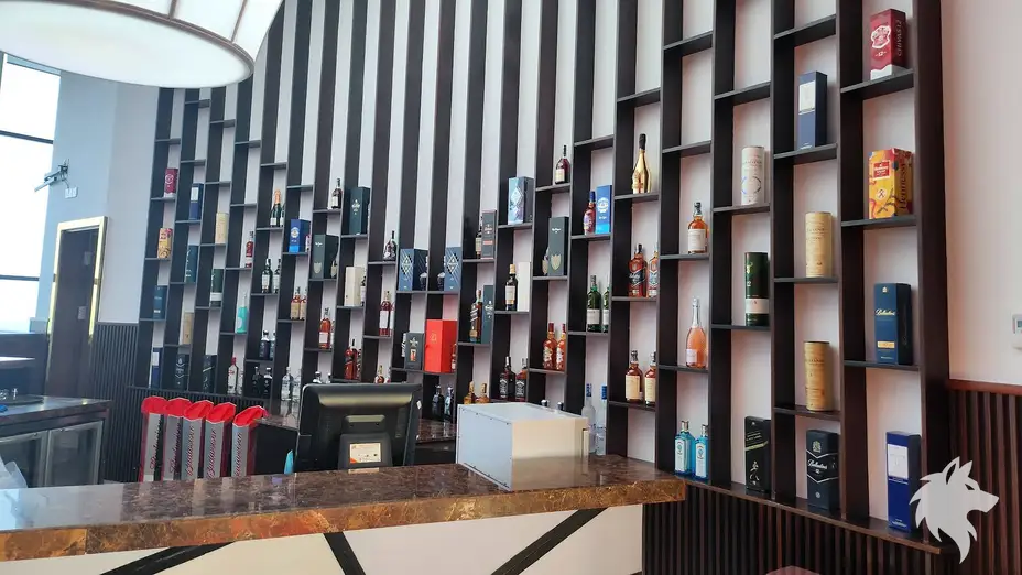 벽면 가득 진열된 위스키병