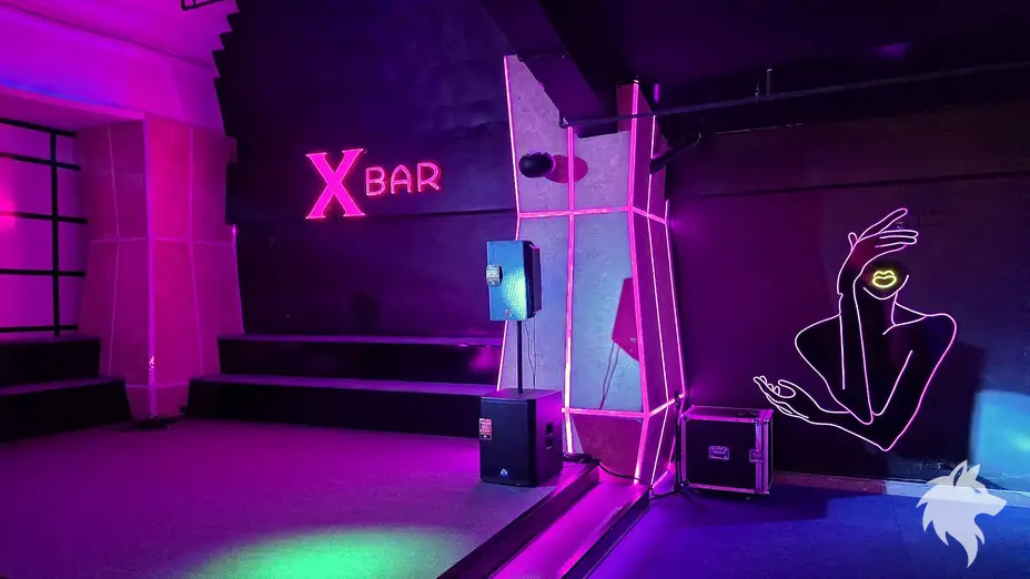 조명 장식된 무대 공간