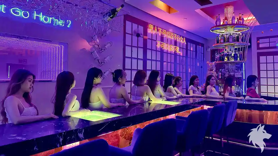 바 테이블에 앉은 직원들