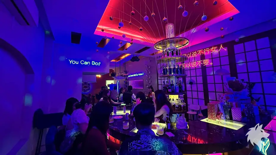 실내 조명과 전체 전경