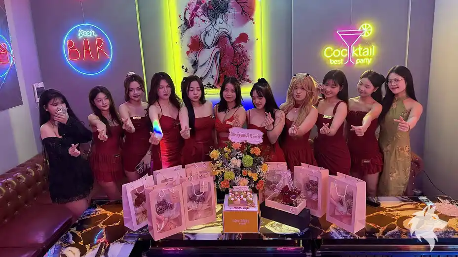 단체 사진 촬영 중인 직원들