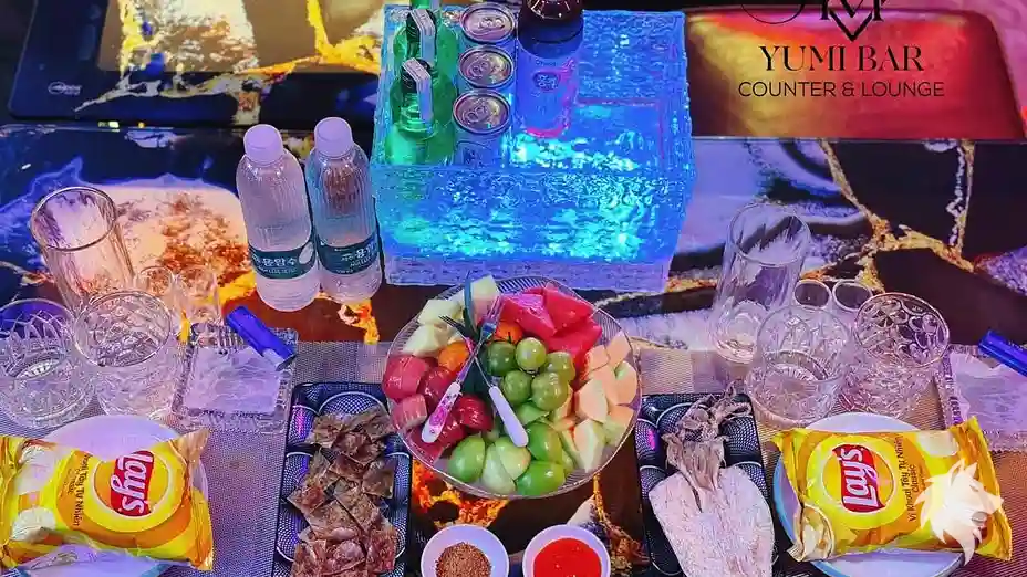 테이블 위에 차려진 안주 세트