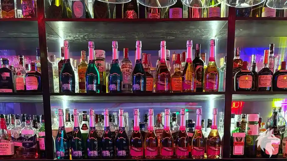 진열장에 정렬된 다양한 양주들