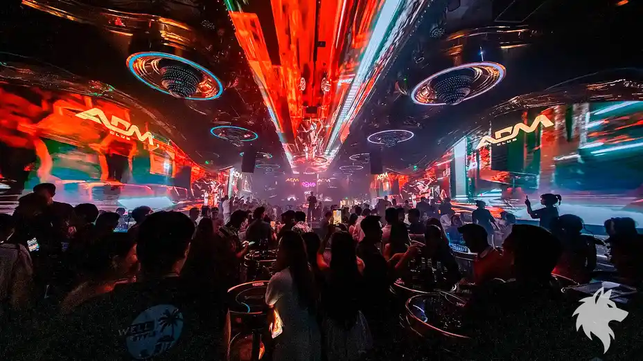 화려한 조명의 클럽 내부