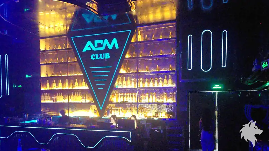 진열된 술병과 클럽 로고