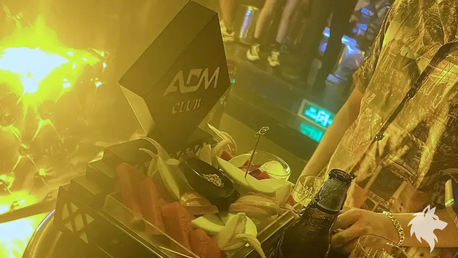 테이블 위에 차려진 과일 안주