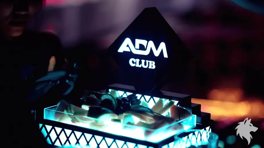 로고 조명이 빛나는 안주 접시