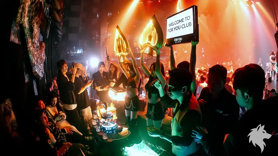 환영 문구와 샴페인 보틀 서빙