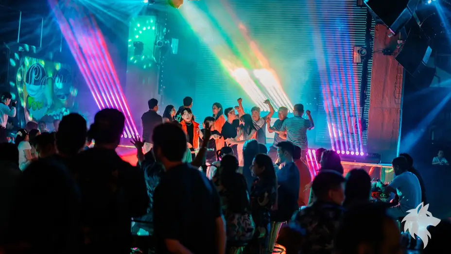 레이저 조명 속 댄스플로어