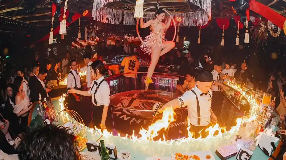 원형 바 위에서 펼쳐지는 불쇼