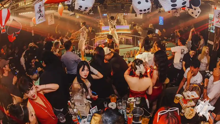 대형 주사위 아래의 원형 바