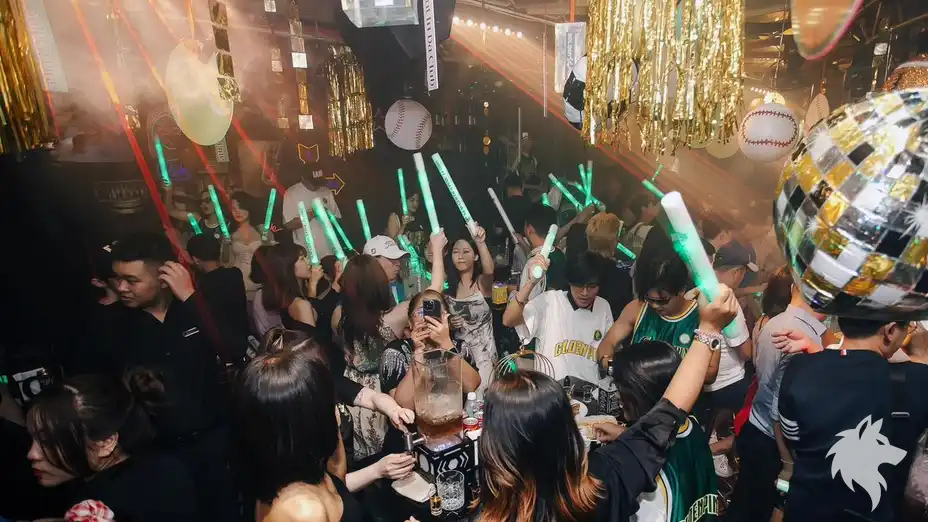 야광봉을 흔들며 춤추는 사람들