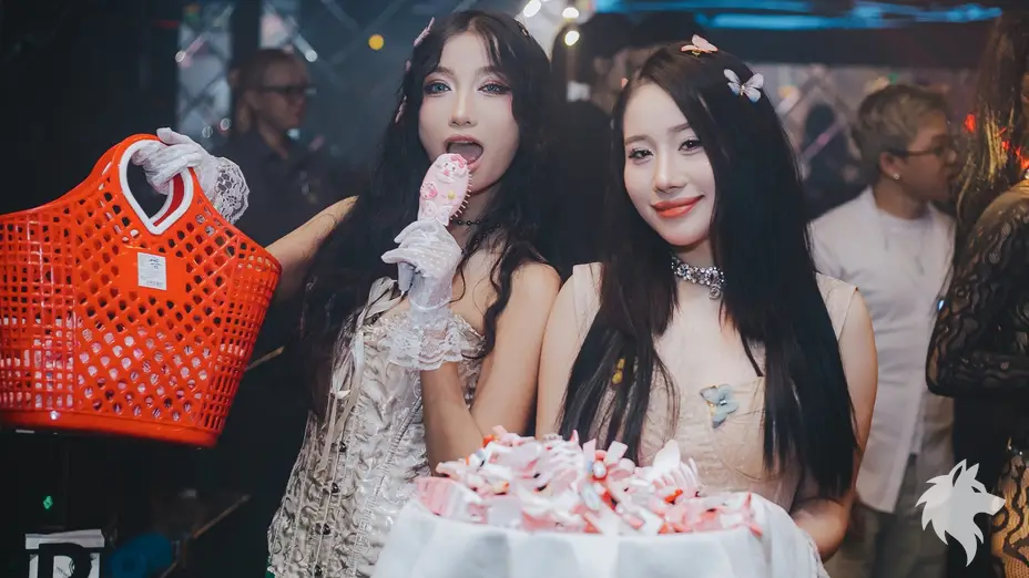 작은 소품을 든 여성들