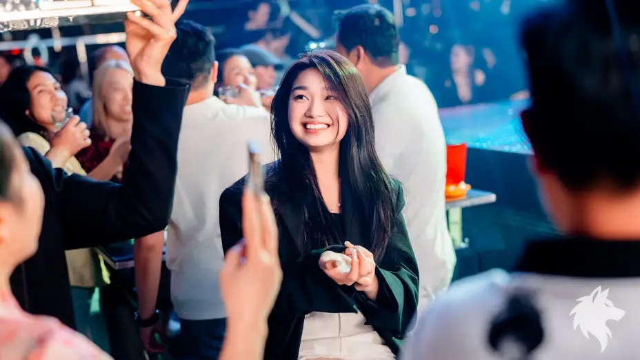 클럽을 즐기는 여성