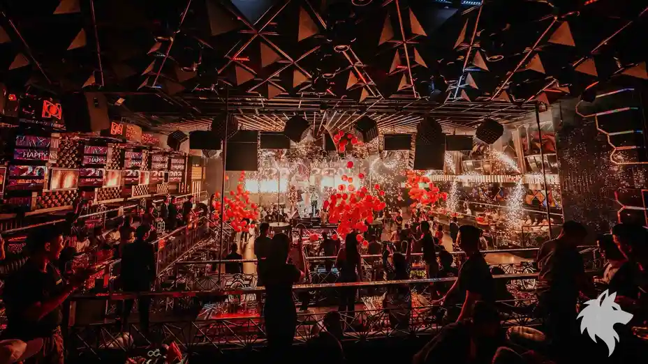 붉은 풍선이 떨어지는 파티 현장