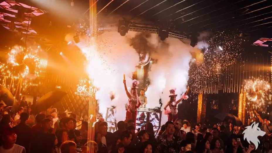 연기 속 무대 댄서들