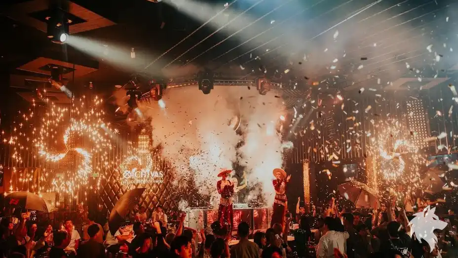 무대 위 흩날리는 꽃가루