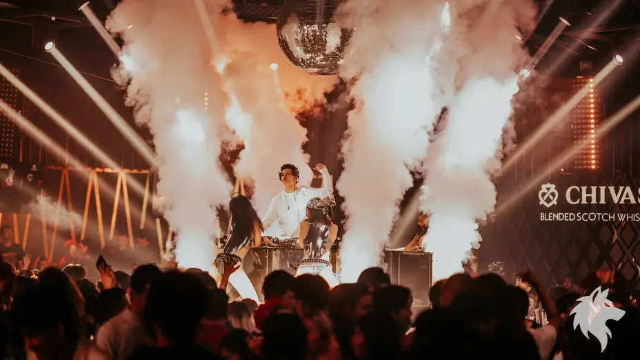 솟구치는 연기 속 무대 공연