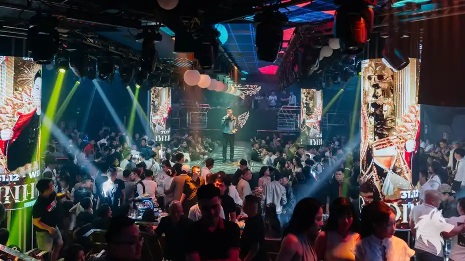 런웨이 무대에서 노래하는 가수