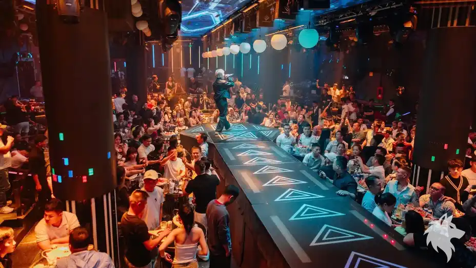 런웨이를 걷는 무대 공연자