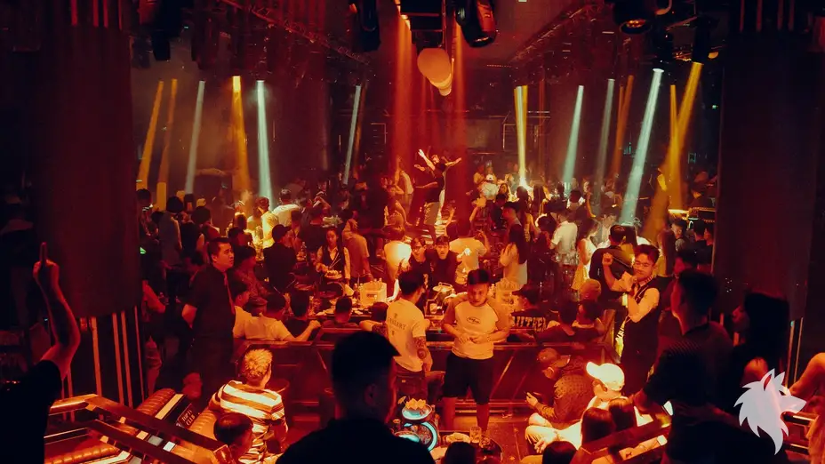 붉은 조명 속 북적이는 인파