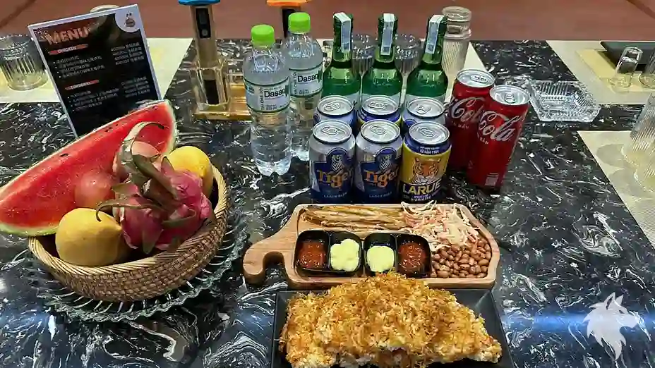 테이블 위에 차려진 술상