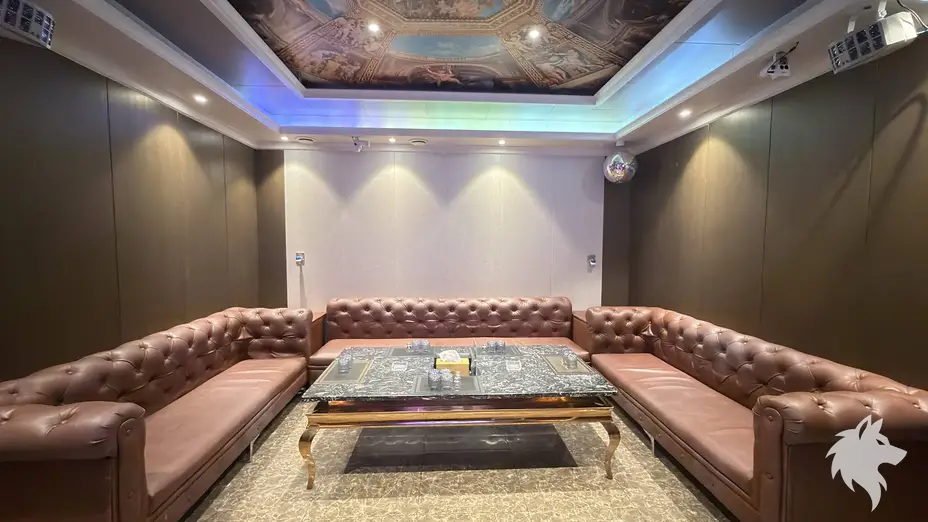 명화가 그려진 천장 조명