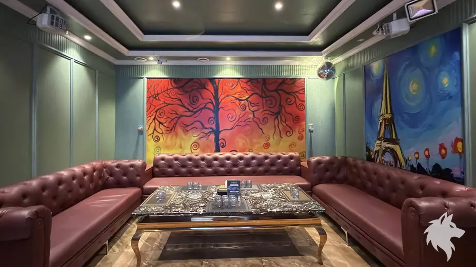 나무 벽화가 그려진 실내