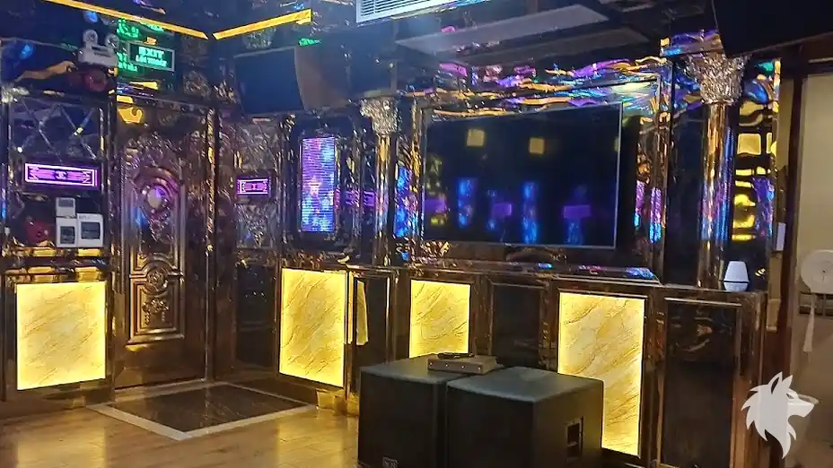 황금빛 벽면의 룸 내부