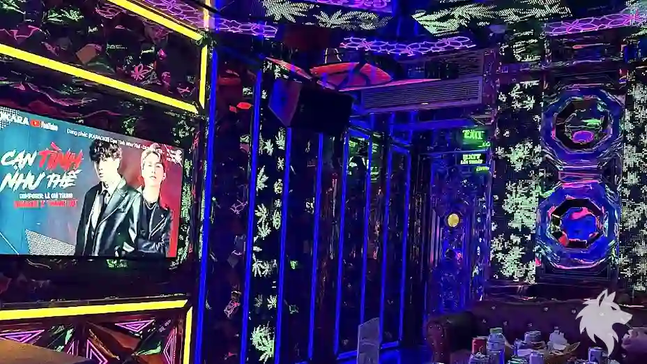 화려한 조명의 대형 룸