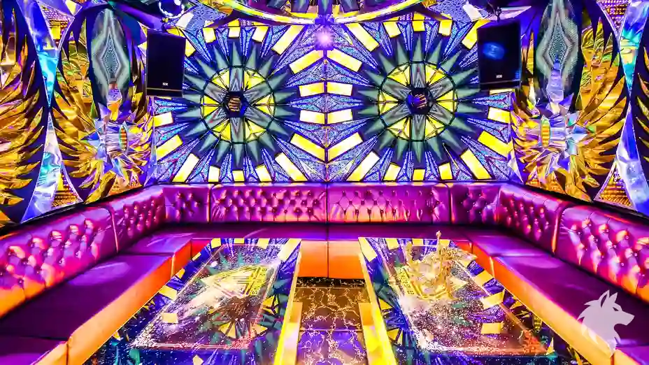 보라색 소파가 놓인 대형 룸